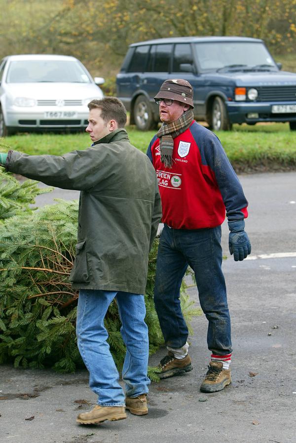 30/11/02.    Chris Evans and Billy Piper sell Xmas Trees for Charity at the White Horse Pub in Hascombe