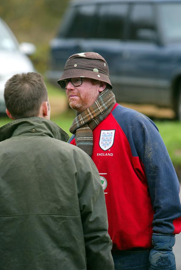 30/11/02.    Chris Evans and Billy Piper sell Xmas Trees for Charity at the White Horse Pub in Hascombe