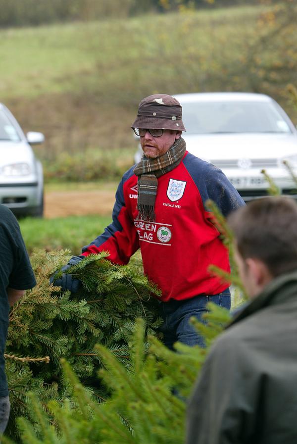 30/11/02.    Chris Evans and Billy Piper sell Xmas Trees for Charity at the White Horse Pub in Hascombe