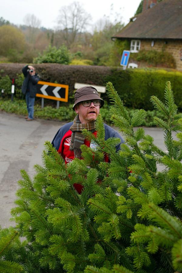 30/11/02.    Chris Evans and Billy Piper sell Xmas Trees for Charity at the White Horse Pub in Hascombe