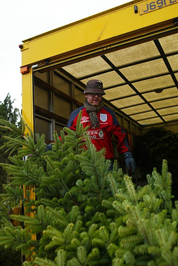 30/11/02.    Chris Evans and Billy Piper sell Xmas Trees for Charity at the White Horse Pub in Hascombe