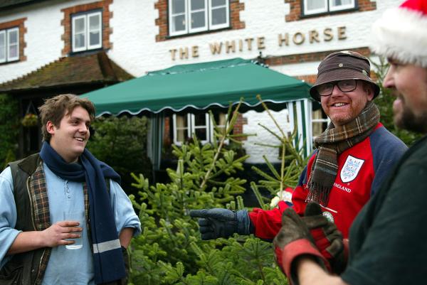 30/11/02.    Chris Evans and Billy Piper sell Xmas Trees for Charity at the White Horse Pub in Hascombe