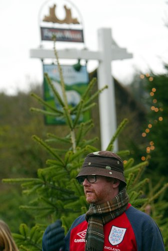 30/11/02.    Chris Evans and Billy Piper sell Xmas Trees for Charity at the White Horse Pub in Hascombe