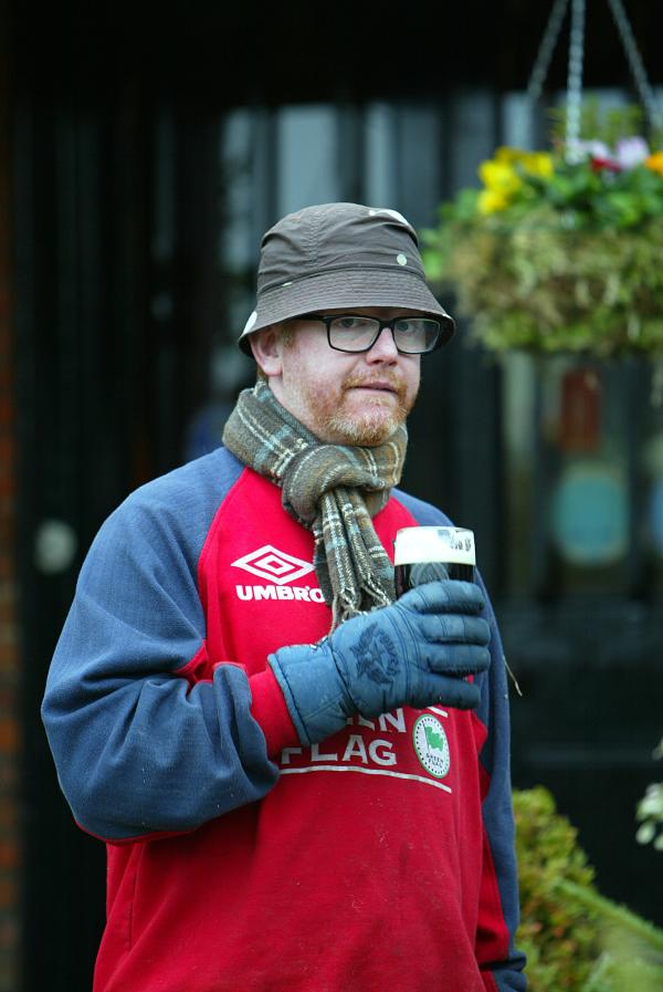 30/11/02.    Chris Evans and Billy Piper sell Xmas Trees for Charity at the White Horse Pub in Hascombe