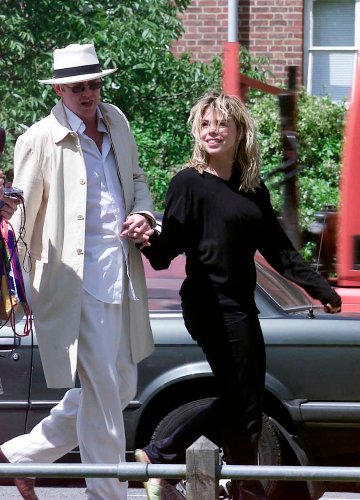 29/05/2001 Chris Evans & Billie Piper arrive at court being charged with speeding. (Pic Paul Burgman/PressPhotos-uk.com 075 88 66 9580)