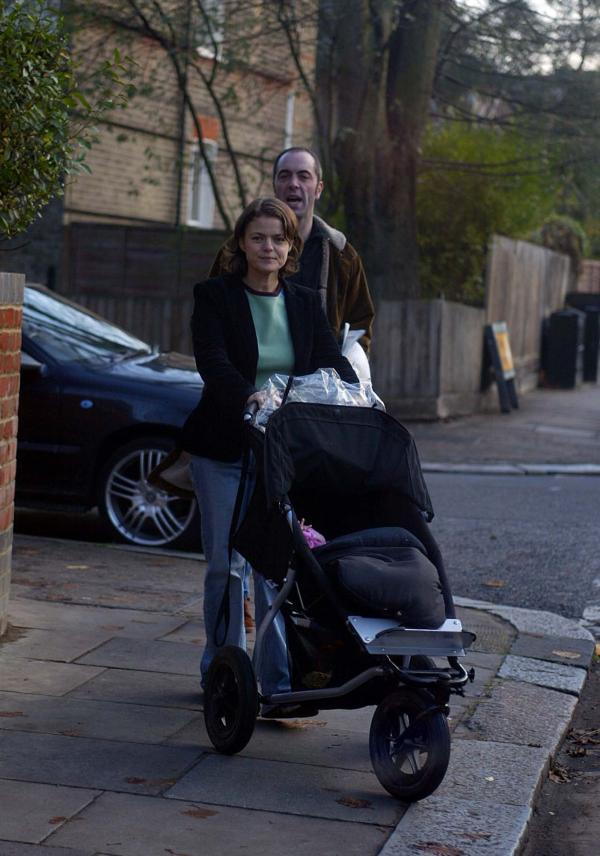 FROM 16/11/02.    NESBITT WIFE AND KIDS  leave home at lunchtime(PIC PPaul Burgman/Press-Photos.com)