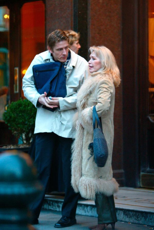 23/01/03. ANGIE MEETS MAN AT THE ORIEL BAR IN SLOAN SQUARE