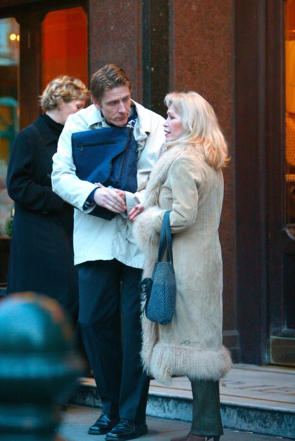 23/01/03. ANGIE MEETS MAN AT THE ORIEL BAR IN SLOAN SQUARE