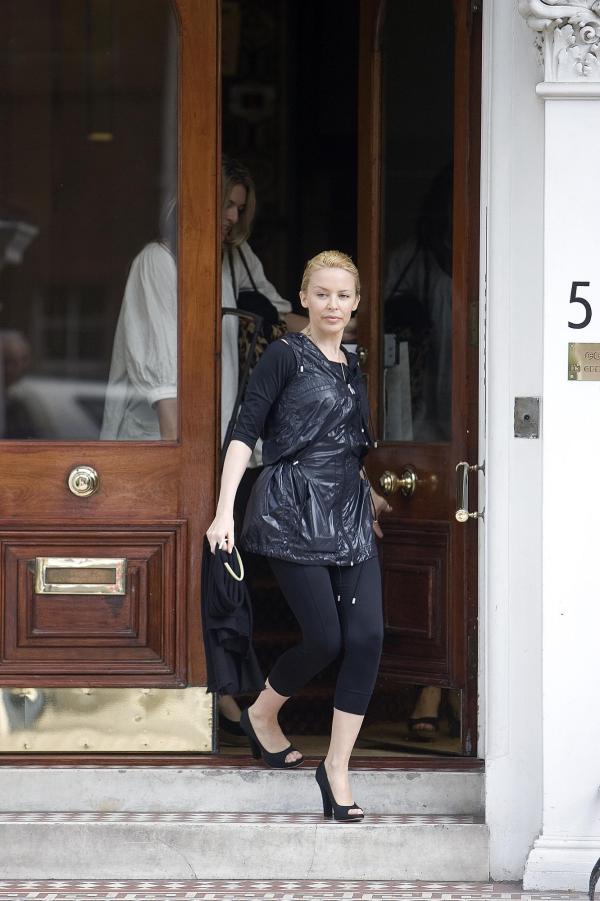 7 April  2007 Kylie Minogue going away for the Easter Weekend, pictured leaving home today.