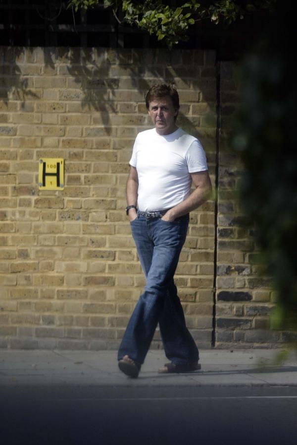 09/07/03  Paul McCartney and Pregnant Heather Mills take a walk near their London home today