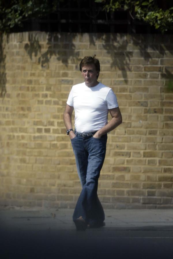 09/07/03  Paul McCartney and Pregnant Heather Mills take a walk near their London home today