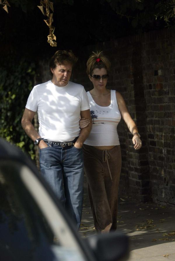 09/07/03  Paul McCartney and Pregnant Heather Mills take a walk near their London home today