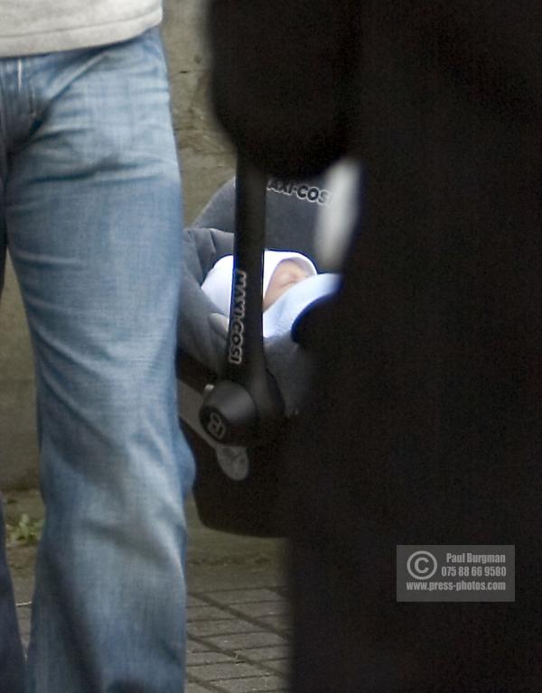 19/02/2005-Ex Corrie Star Tracy Shaw and partner Ashley Poundall pictured going to the pub, with baby two days after the birth-(PAUL BURGMAN-PRESS- PHOTOS.COM 078666 94105) SINGLE UK USE ONLY