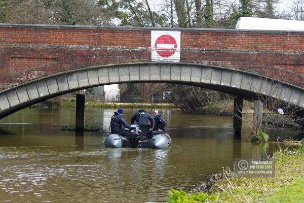 01/04/2016. Search for Grant BROSTER in the River Wey