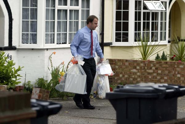 24/07/03 Met Police Child Protection Hi Tech Crime Unit (SCD5) remove computer equipment from Rashid Singh's house this morning.