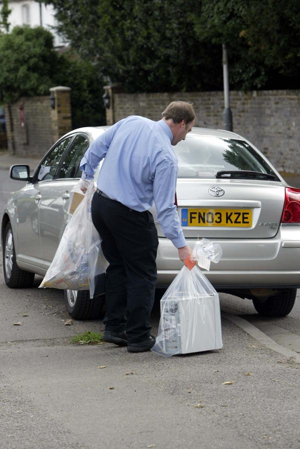 24/07/03 Met Police Child Protection Hi Tech Crime Unit (SCD5) remove computer equipment from Rashid Singh's house this morning.