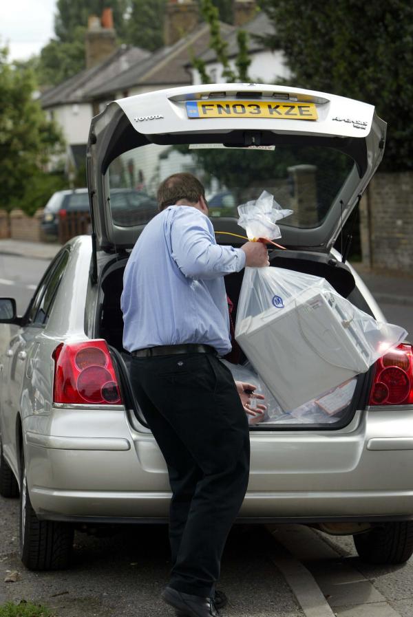 24/07/03 Met Police Child Protection Hi Tech Crime Unit (SCD5) remove computer equipment from Rashid Singh's house this morning.