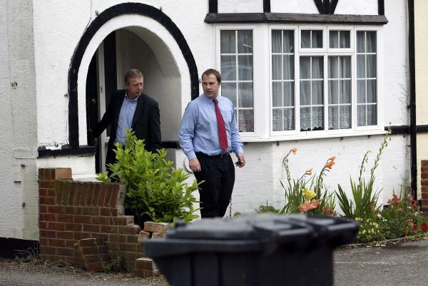 24/07/03 Met Police Child Protection Hi Tech Crime Unit (SCD5) remove computer equipment from Rashid Singh's house this morning.