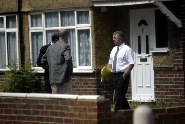 24/07/03 Met Police Child Protection Hi Tech Crime Unit (SCD5) remove computer equipment from Rashid Singh's house this morning.