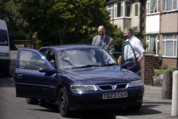 24/07/03 Met Police Child Protection Hi Tech Crime Unit (SCD5) remove computer equipment from Rashid Singh's house this morning.