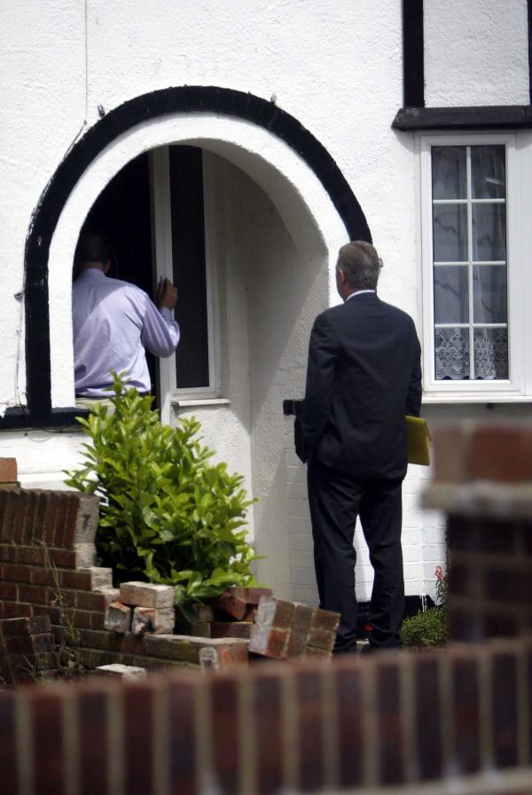 24/07/03 Met Police Child Protection Hi Tech Crime Unit (SCD5) remove computer equipment from Rashid Singh's house this morning.