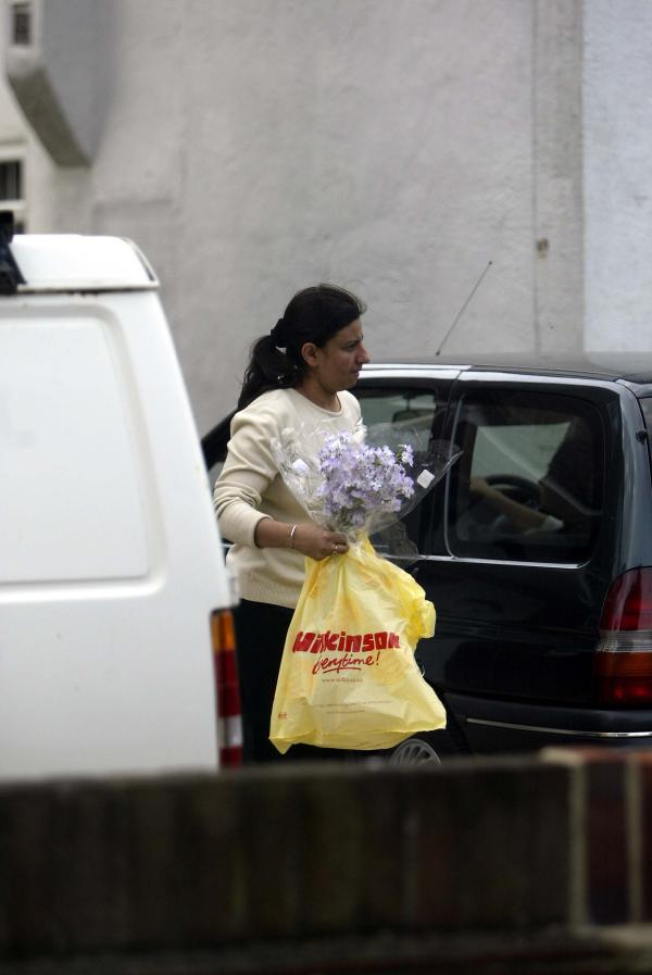 24/07/03 Met Police Child Protection Hi Tech Crime Unit (SCD5) remove computer equipment from Rashid Singh's house this morning.