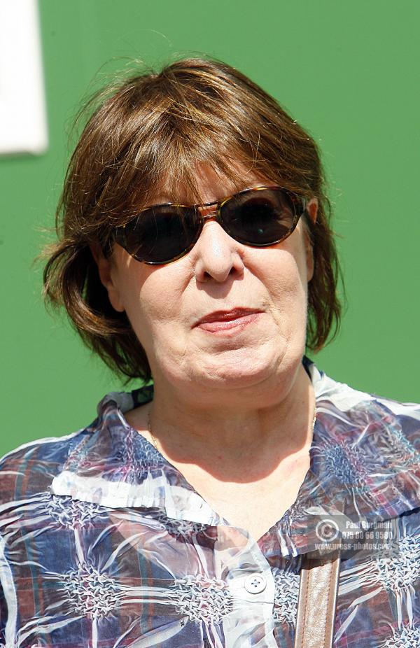 10 July 2009. Roberta Taylor (formerly of Eastenders and The Bill) came to see friend
LEE RANDALL a journalist from The Scotsman, from Edinburgh (originally from New York) on the Fourth Plinth from 1000hrs to 1100hrs, 

 Paul Burgman 075 88 66 9580