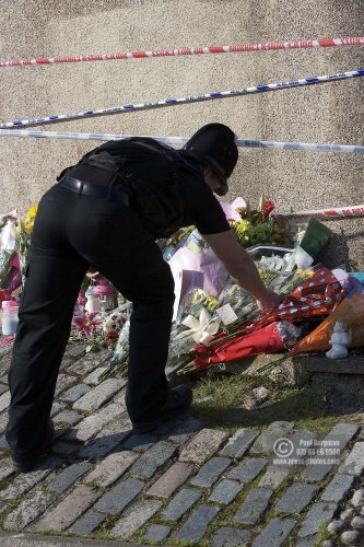 11/08/2012 Tributes arrive at Tia Sharp's grandparents house, in The Lindens, New Addington, Croydon