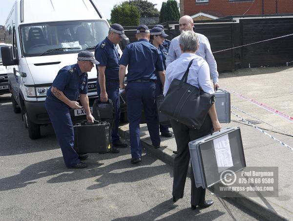 11/08/2012 Specialist Search Team arrive att Tia Sharp's grandparents house, in The Lindens, New Addington, Croydon