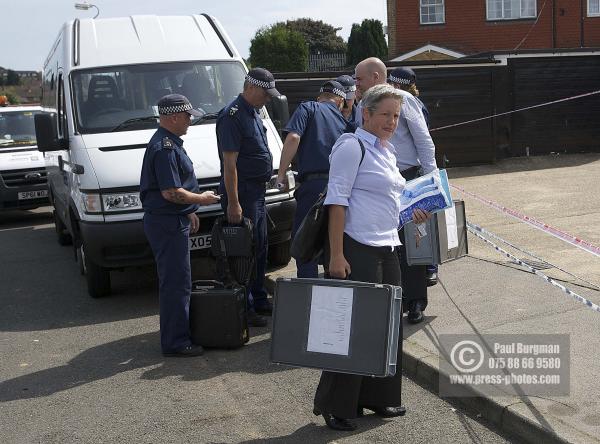 11/08/2012 Specialist Search Team arrive att Tia Sharp's grandparents house, in The Lindens, New Addington, Croydon