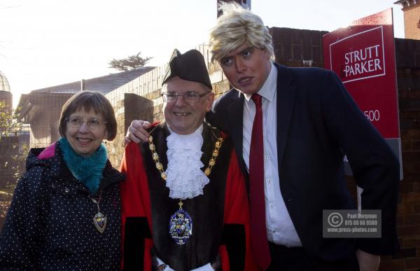 26/12/2016.  Windlesham Pram Race. Mayor & Mayoress with Donald Trump