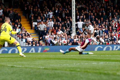 17/04/2017. Fulham FC v Aston Villa.  Match Action. Fulham’s NEESKENS KEBANO scores